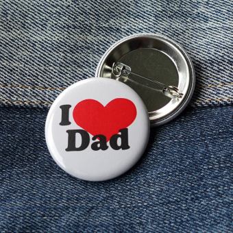 Ansteckbutton I love Dad auf Jeans mit Rückseite